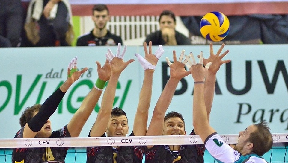 Zawodnicy przy siatce