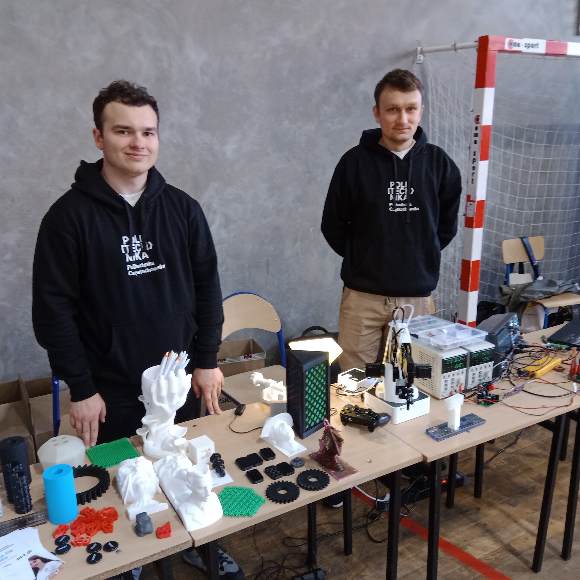 Studenci Wydziału Elektrycznego Kacper Go oraz Jakub Knapik wraz z Opiekunem mgr inż. Damianem Gziełem uczestniczyli w Dniu Elektryka, imprezie organizowanej przez Zespół Szkół Mechaniczno-Elektrycznych im. Kazimierza Pułaskiego w Częstochowie