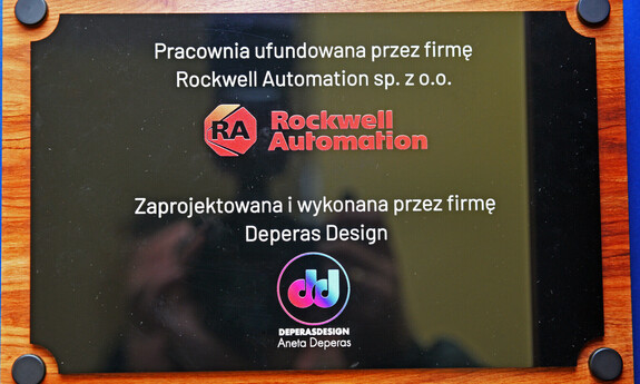 Pamiątkowa tablica, tekst: pracownia ufundowana przez  Rockwell Automation sp. z o.o. Zaprojektowana i wykonana przez firmę Deperas Design.