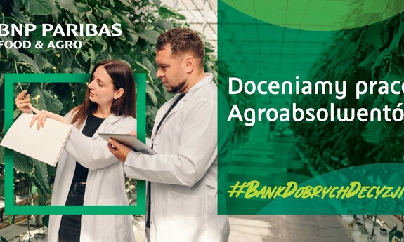 grafika ozdobnikowa, tekst: doceniamy prace agroabsolwentów; badacze w kitlach ogladanjący liście