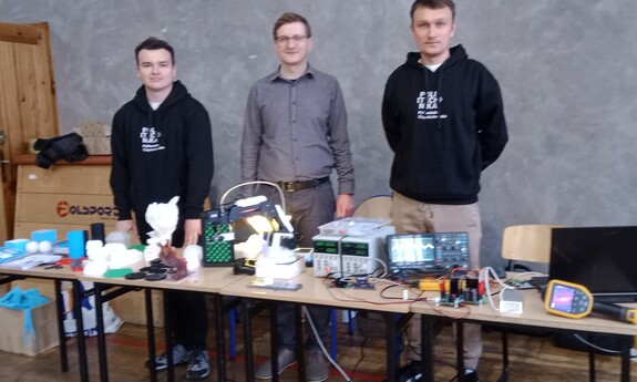 Studenci Wydziału Elektrycznego Kacper Go oraz Jakub Knapik wraz z Opiekunem mgr inż. Damianem Gziełem uczestniczyli w Dniu Elektryka, imprezie organizowanej przez Zespół Szkół Mechaniczno-Elektrycznych im. Kazimierza Pułaskiego w Częstochowie